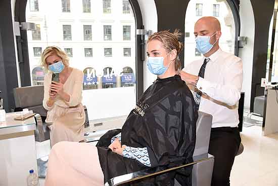Nina und Julia Meise mit Stefan Pauli im Salon Pauli beim ersten Haarschnitt seit Mitte Januar 2020, noch vor der Ausgangsspere zur Corona Pandemie, die jetzt endete  (©Foto: Petra Schönberger)